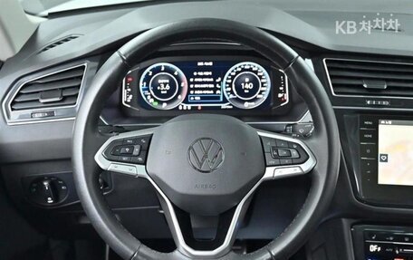 Volkswagen Tiguan II, 2023 год, 3 400 000 рублей, 13 фотография