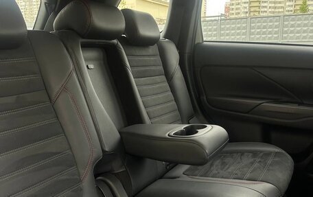 Mitsubishi Outlander III рестайлинг 3, 2021 год, 2 800 000 рублей, 3 фотография