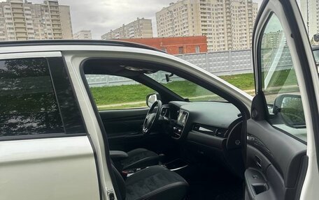 Mitsubishi Outlander III рестайлинг 3, 2021 год, 2 800 000 рублей, 7 фотография