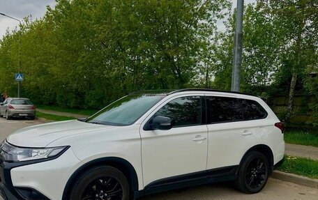 Mitsubishi Outlander III рестайлинг 3, 2021 год, 2 800 000 рублей, 8 фотография