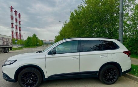 Mitsubishi Outlander III рестайлинг 3, 2021 год, 2 800 000 рублей, 11 фотография