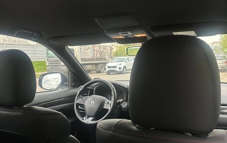 Mitsubishi Outlander III рестайлинг 3, 2021 год, 2 800 000 рублей, 17 фотография