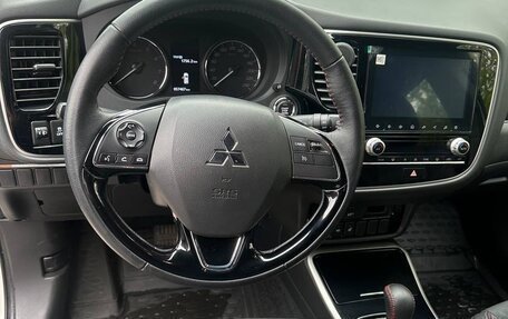 Mitsubishi Outlander III рестайлинг 3, 2021 год, 2 800 000 рублей, 12 фотография