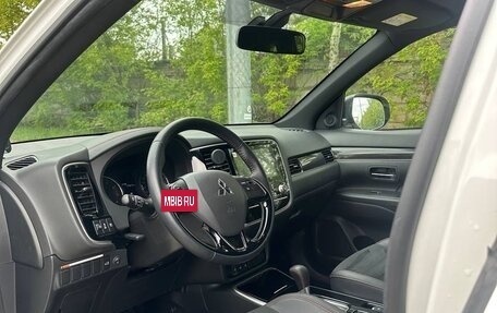 Mitsubishi Outlander III рестайлинг 3, 2021 год, 2 800 000 рублей, 10 фотография