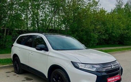 Mitsubishi Outlander III рестайлинг 3, 2021 год, 2 800 000 рублей, 15 фотография