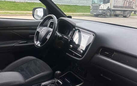 Mitsubishi Outlander III рестайлинг 3, 2021 год, 2 800 000 рублей, 23 фотография