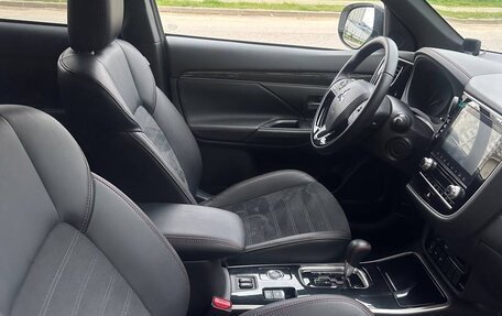 Mitsubishi Outlander III рестайлинг 3, 2021 год, 2 800 000 рублей, 21 фотография