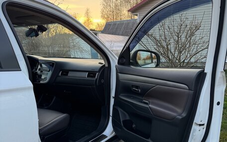 Mitsubishi Outlander III рестайлинг 3, 2014 год, 1 550 000 рублей, 14 фотография