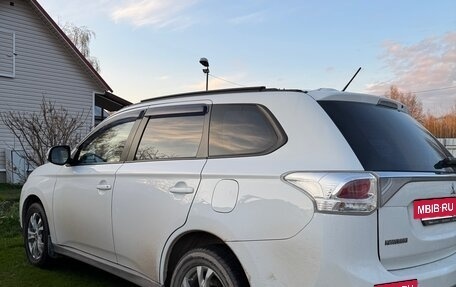 Mitsubishi Outlander III рестайлинг 3, 2014 год, 1 550 000 рублей, 19 фотография