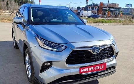 Toyota Highlander, 2020 год, 4 500 000 рублей, 3 фотография