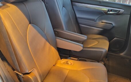 Toyota Highlander, 2020 год, 4 500 000 рублей, 21 фотография