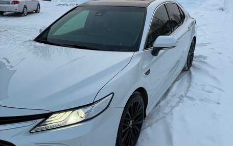 Toyota Camry, 2022 год, 3 749 000 рублей, 2 фотография