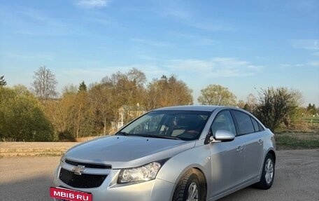 Chevrolet Cruze II, 2010 год, 670 000 рублей, 3 фотография