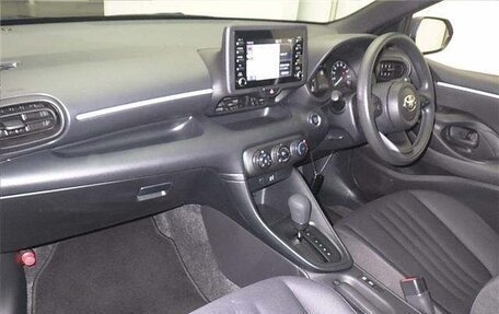 Toyota Yaris, 2021 год, 1 501 000 рублей, 2 фотография