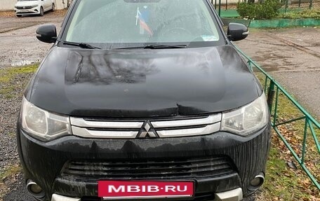 Mitsubishi Outlander III рестайлинг 3, 2014 год, 1 980 000 рублей, 13 фотография