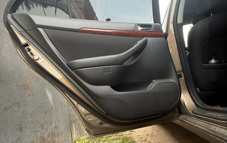 Toyota Avensis III рестайлинг, 2004 год, 940 000 рублей, 6 фотография