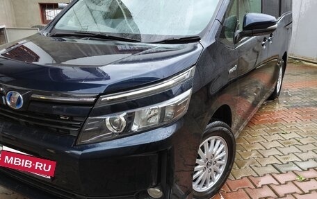 Toyota Voxy III, 2014 год, 1 870 000 рублей, 2 фотография