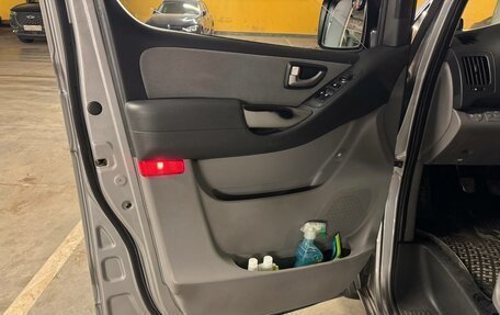 Hyundai H-1 II рестайлинг, 2011 год, 1 650 000 рублей, 32 фотография