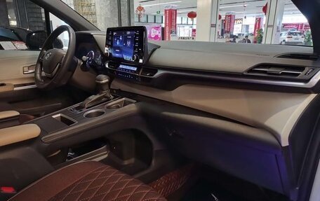 Toyota Sienna, 2022 год, 3 090 011 рублей, 6 фотография