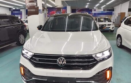 Volkswagen T-Roc I, 2021 год, 1 589 999 рублей, 2 фотография