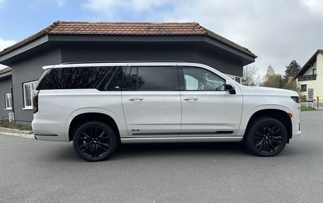 Cadillac Escalade V, 2022 год, 13 640 000 рублей, 3 фотография