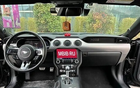 Ford Mustang VI рестайлинг, 2020 год, 2 800 000 рублей, 6 фотография