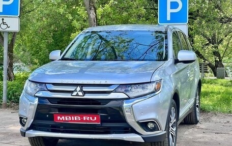 Mitsubishi Outlander III рестайлинг 3, 2016 год, 1 620 000 рублей, 1 фотография