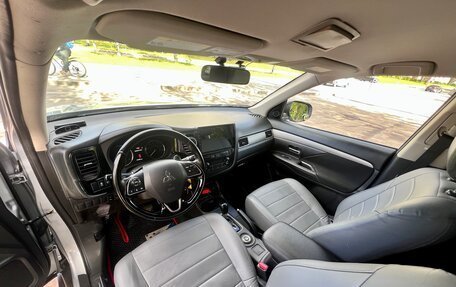 Mitsubishi Outlander III рестайлинг 3, 2016 год, 1 620 000 рублей, 13 фотография