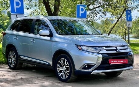 Mitsubishi Outlander III рестайлинг 3, 2016 год, 1 620 000 рублей, 2 фотография