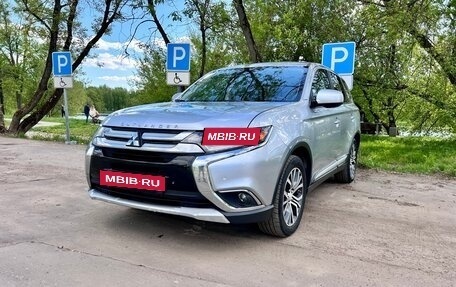 Mitsubishi Outlander III рестайлинг 3, 2016 год, 1 620 000 рублей, 4 фотография