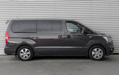 Hyundai Grand Starex Grand Starex I рестайлинг 2, 2019 год, 3 450 000 рублей, 4 фотография
