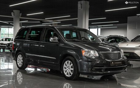 Chrysler Voyager IV, 2014 год, 2 550 000 рублей, 2 фотография