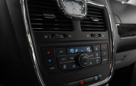 Chrysler Voyager IV, 2014 год, 2 550 000 рублей, 19 фотография