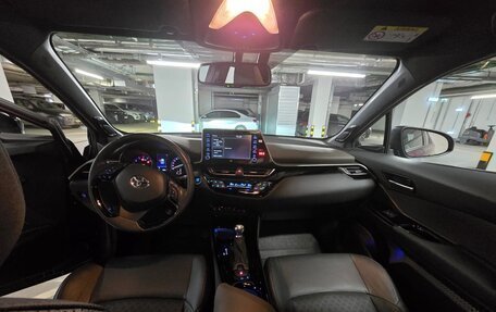 Toyota C-HR I рестайлинг, 2022 год, 3 300 000 рублей, 10 фотография
