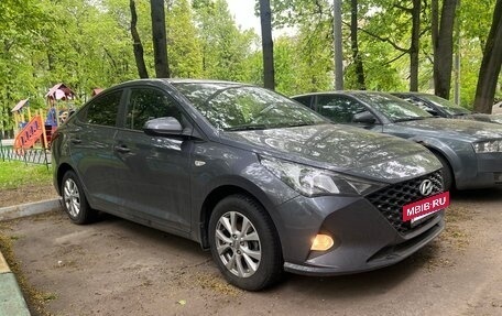 Hyundai Solaris II рестайлинг, 2021 год, 2 000 000 рублей, 2 фотография