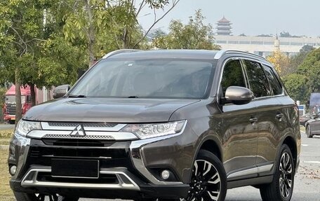 Mitsubishi Outlander III рестайлинг 3, 2021 год, 1 870 600 рублей, 2 фотография