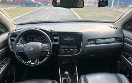 Mitsubishi Outlander III рестайлинг 3, 2021 год, 1 870 600 рублей, 10 фотография