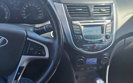 Hyundai Solaris II рестайлинг, 2011 год, 800 000 рублей, 17 фотография