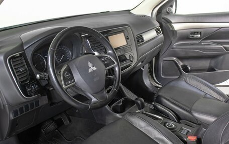 Mitsubishi Outlander III рестайлинг 3, 2014 год, 1 797 000 рублей, 16 фотография