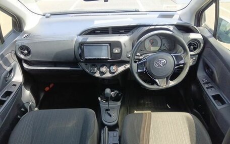 Toyota Vitz, 2018 год, 850 000 рублей, 5 фотография