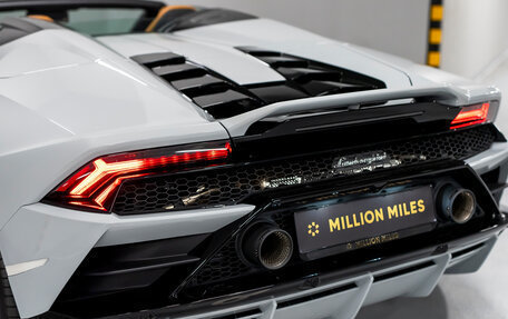 Lamborghini Huracán, 2023 год, 43 990 000 рублей, 14 фотография