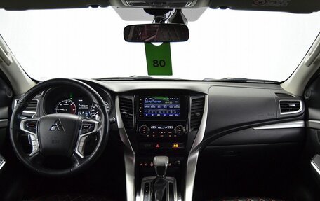 Mitsubishi Pajero Sport III рестайлинг, 2017 год, 2 320 000 рублей, 17 фотография