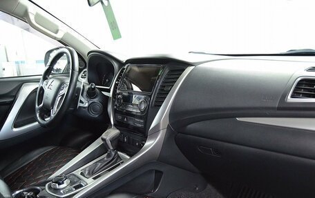 Mitsubishi Pajero Sport III рестайлинг, 2017 год, 2 320 000 рублей, 21 фотография