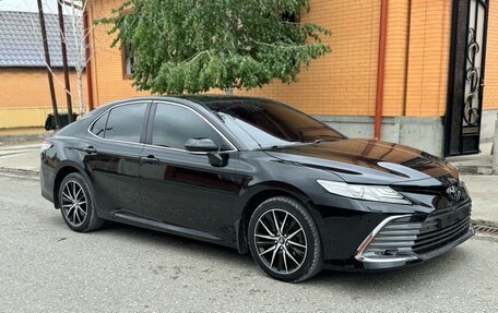 Toyota Camry, 2021 год, 2 050 000 рублей, 2 фотография