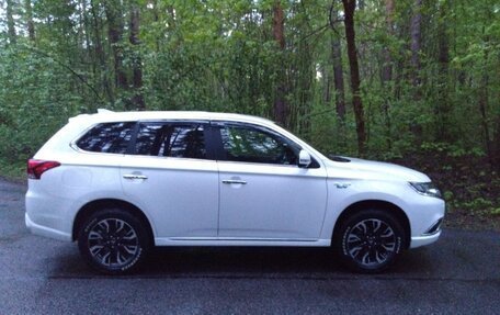 Mitsubishi Outlander III рестайлинг 3, 2016 год, 2 300 000 рублей, 2 фотография