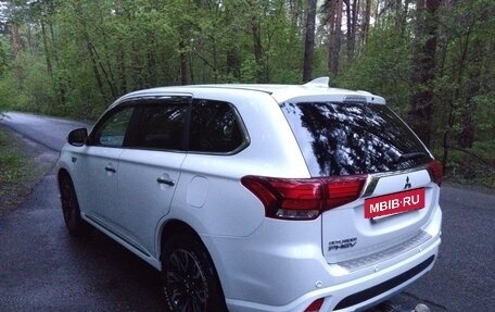 Mitsubishi Outlander III рестайлинг 3, 2016 год, 2 300 000 рублей, 4 фотография
