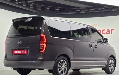 Hyundai Grand Starex Grand Starex I рестайлинг 2, 2019 год, 2 932 000 рублей, 2 фотография