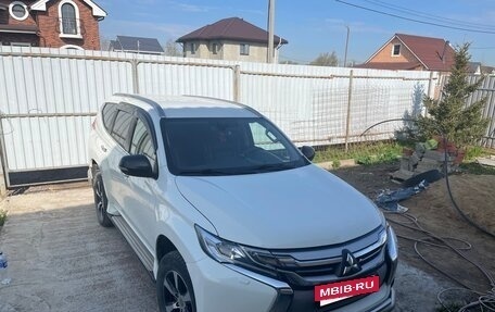 Mitsubishi Pajero Sport III рестайлинг, 2017 год, 2 400 000 рублей, 2 фотография