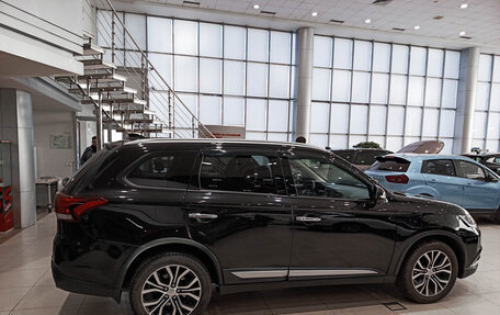 Mitsubishi Outlander III рестайлинг 3, 2017 год, 1 999 000 рублей, 4 фотография