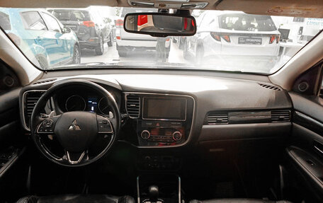 Mitsubishi Outlander III рестайлинг 3, 2017 год, 1 999 000 рублей, 14 фотография